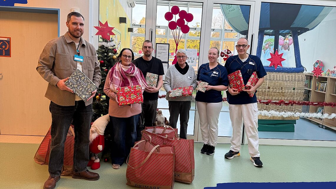 Primark-Mitarbeitende überreichen Ellis Freunde Spende