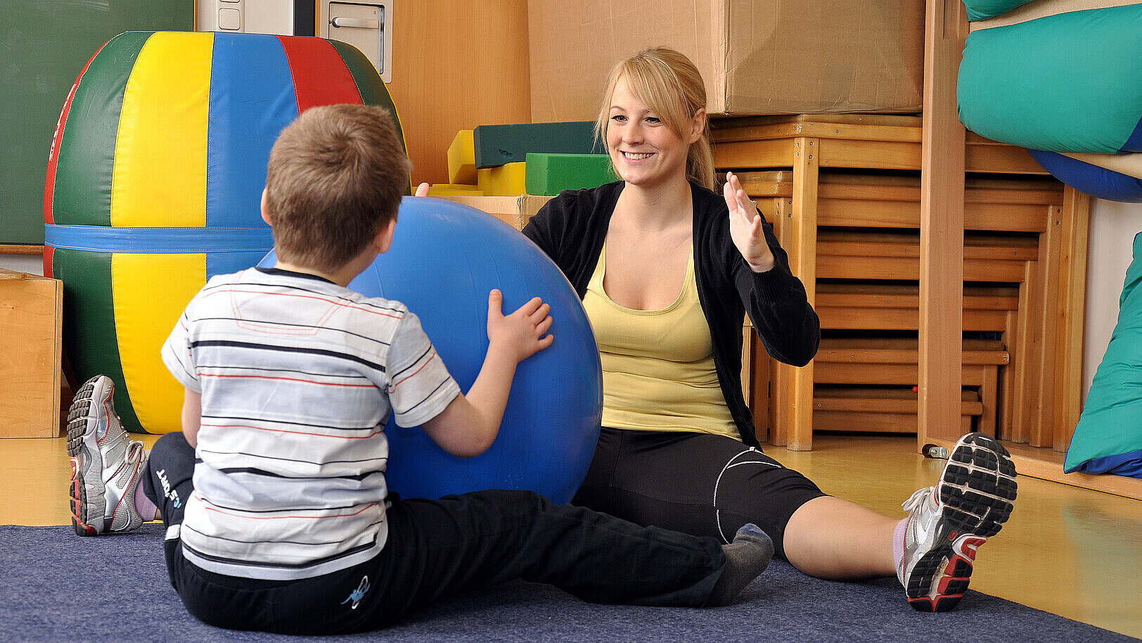 Physiotherapie mit kleinem Jungen