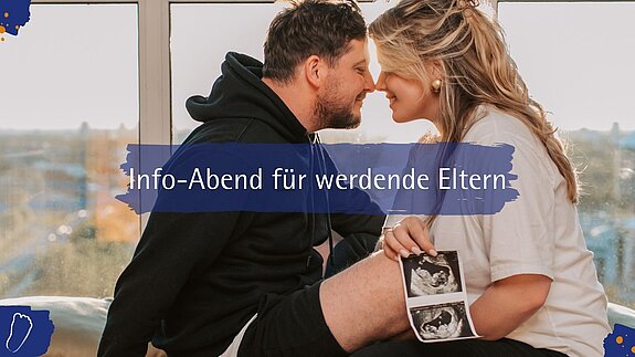 Werdende Eltern informieren sich über die Geburt im Elli
