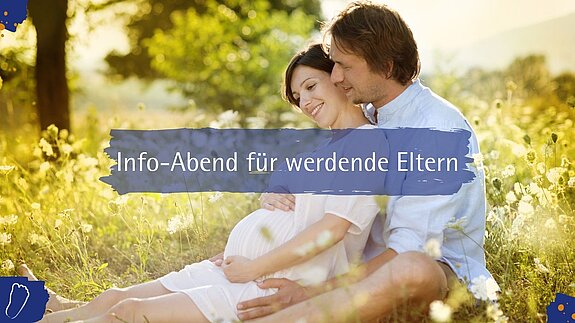 Werdende Eltern informieren sich über die Geburt im Elli