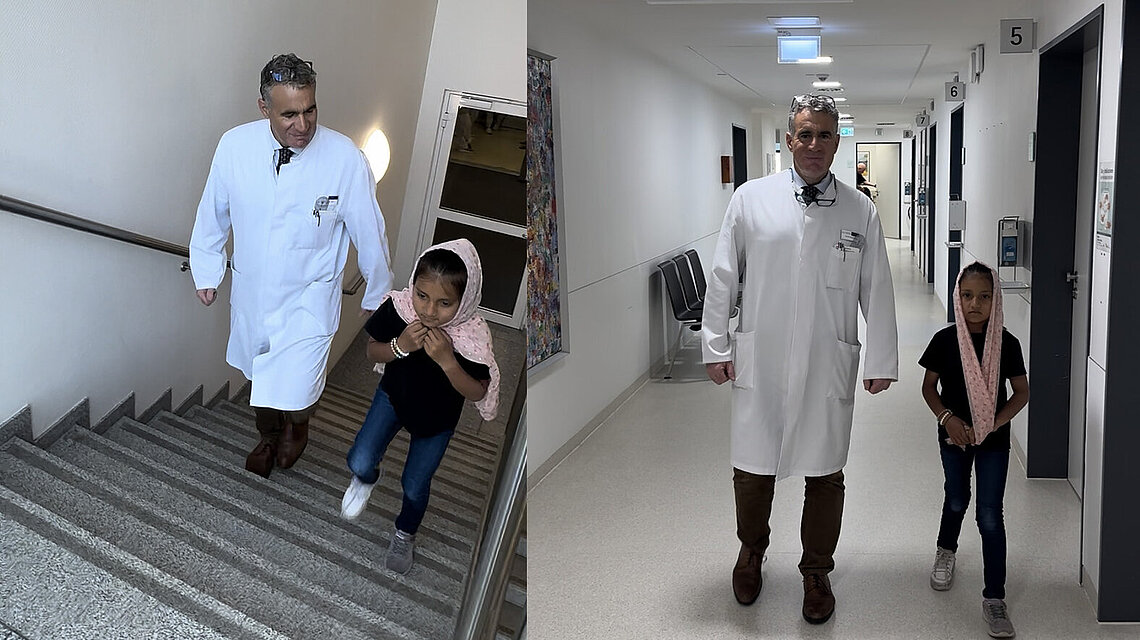 Lila steigt eine Treppe im Krankenhaus selbständig hinauf.