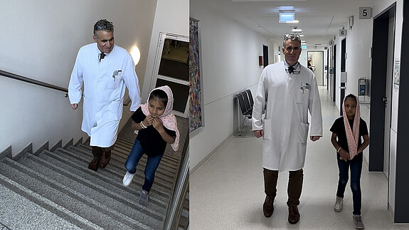Lila steigt eine Treppe im Krankenhaus selbständig hinauf.