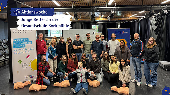 Gruppenbild des Teams der "Jungen Retter" an der Gesamtschule Bockmühle in Essen