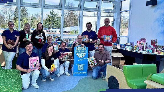 Be Strong For Kids übergibt Herzenswärmer an das Elisabeth-Krankenhaus Essen