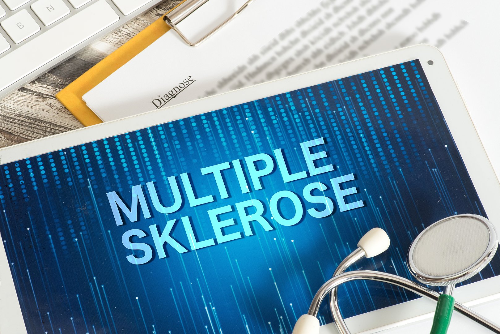 Tablet PC, Stethoskop, und Diagnose Multiple Sklerose
