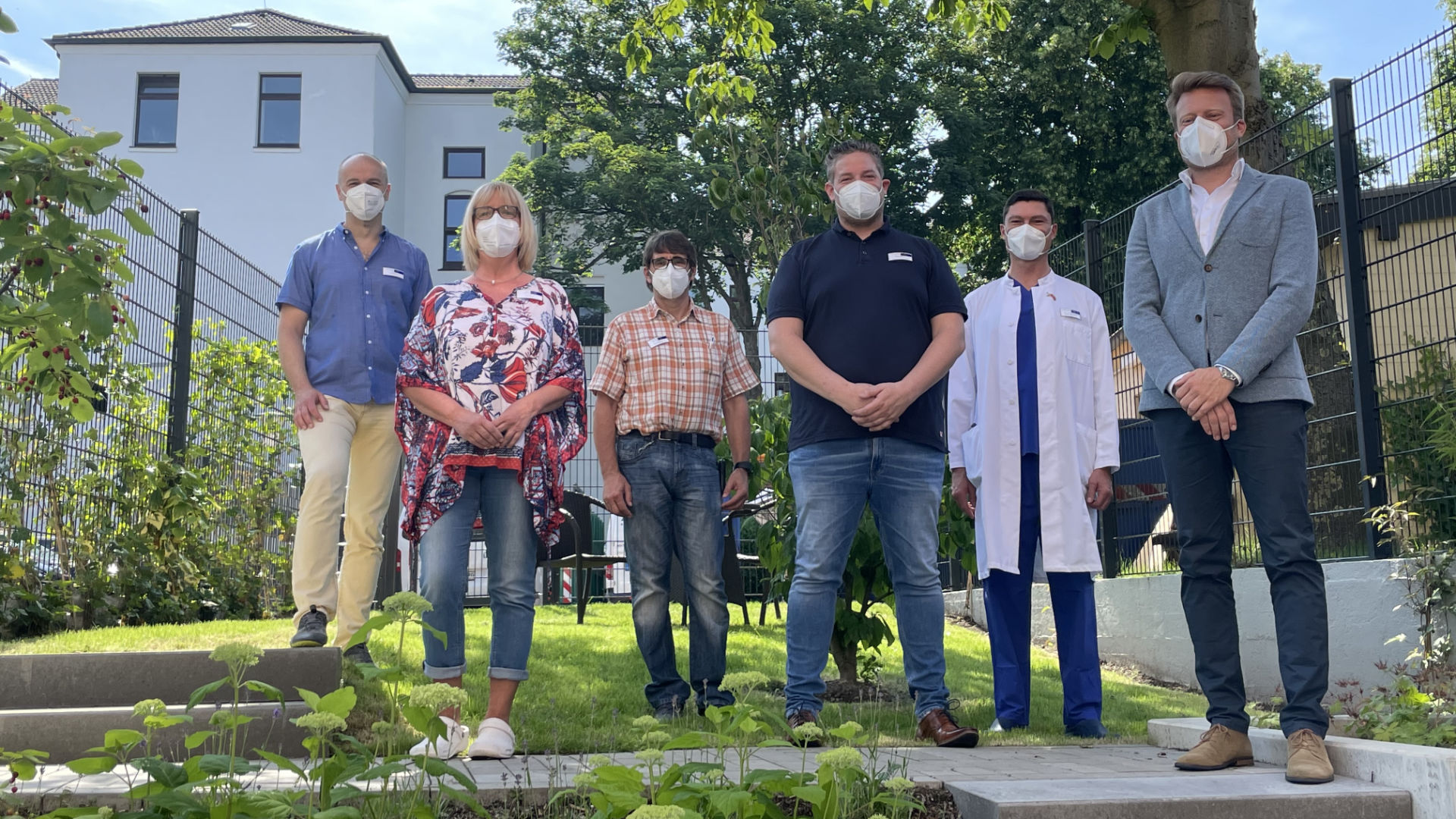 Offizielle Eröffnung des neuen Außenbereiches der Akutpsychiatrie am St. Marien-Hospital Mülheim (Foto v.r.n.l.) mit Geschäftsführer Carsten Preuß, Ärztlichem Direktor Dr. Thomas Nordmann, Bereichsleiter Psychiatrische Pflege Dennis Siebrecht, Frank Melchert und Britta Matten (Stationsleitungen Psychiatrie) und Chefarzt Dr. Ralf Kudling (Klinik für Psychiatrie, Psychotherapie und Psychosomatik). Foto: SMH, Katharina Landorff
