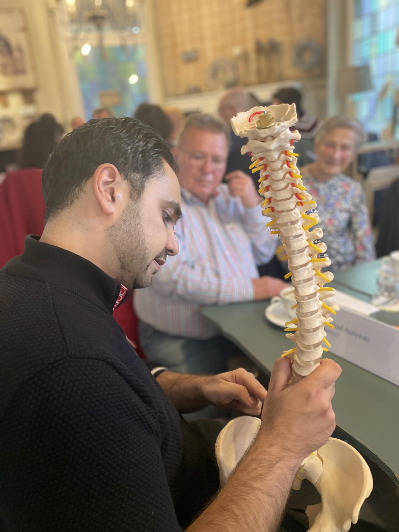 Bei den Tischgesprächen Rücken und Wirbelsäule sitzt der Neurochirurg mit am Tisch und erklärt Antworten anschaulich am Modell.
